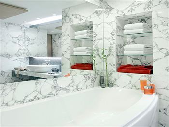 Deep Soaking Bathtub